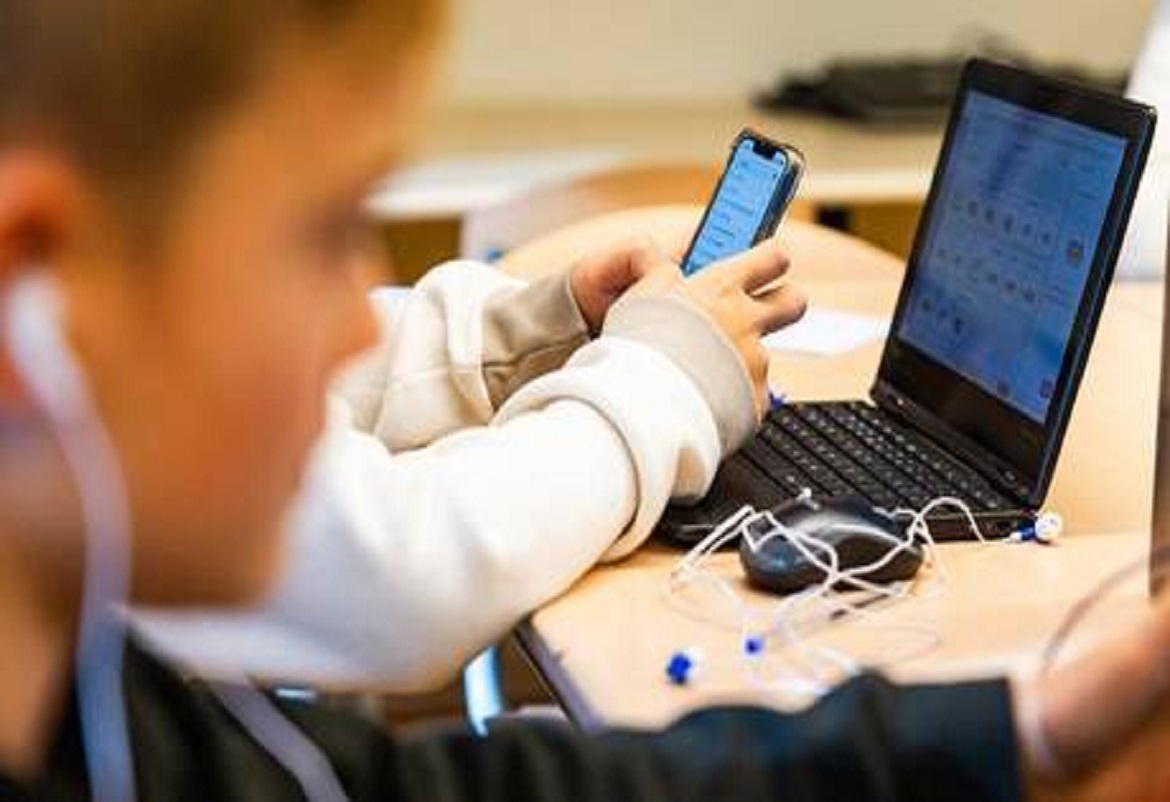 الهواتف والأجهزة الذكية تؤثر سلبا على مناعة الأطفال