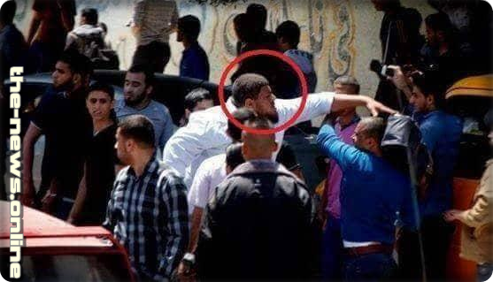 لقطة لاحد المهاجمين يحاول تحطيم الكاميرا من صحفي أثناء عمله في ساحة السرايا لقطة لاحد المهاجمين يحاول تحطيم الكاميرا من صحفي أثناء عمله في ساحة السرايا