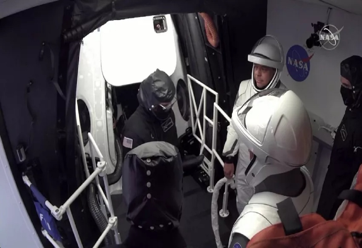 فارق زمني قدره عشر دقائق ألغى أول رحلة مأهولة إلى الفضاء