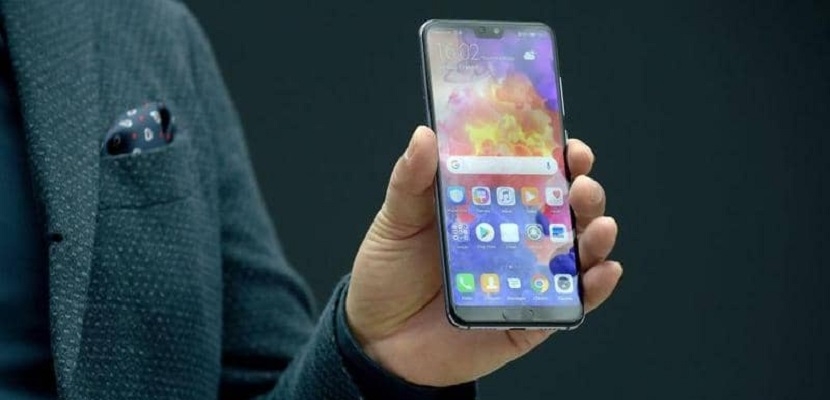 هاتف هواوي الداعم للجيل الخامس تحد صيني لصلف أمريكا